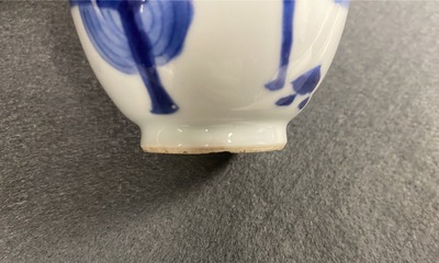 Une paire de bo&icirc;tes &agrave; th&eacute; en porcelaine de Chine en bleu et blanc, Kangxi